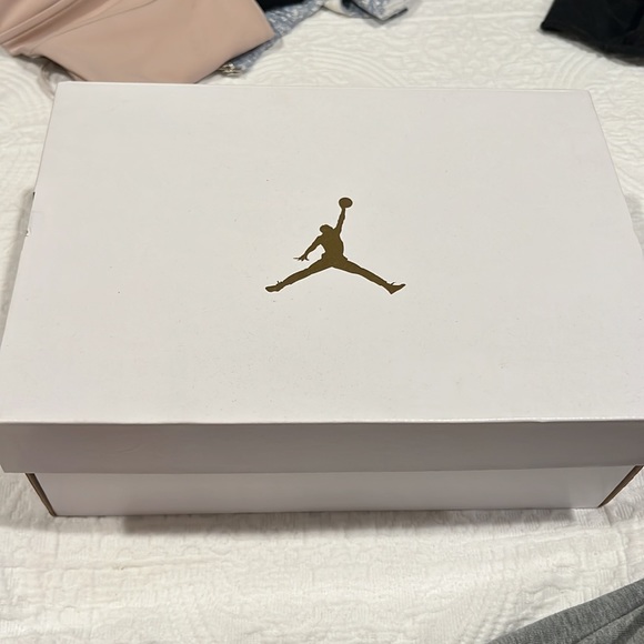 FINAL SALE: Woman’s Air Jordan 4 “Blank Canvas” - Picture 9 of 11